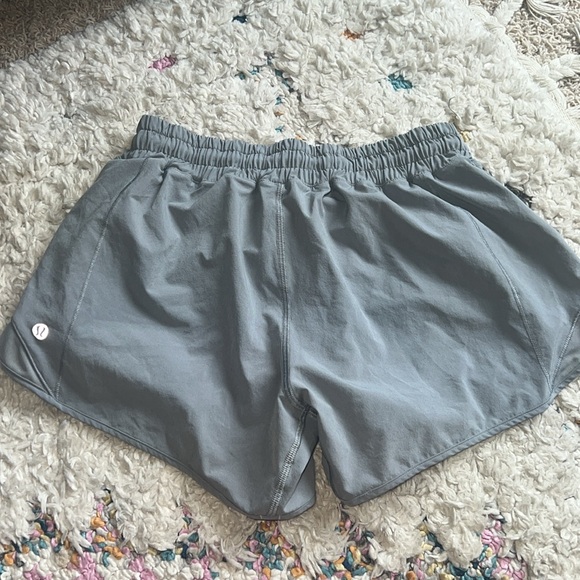 Low-rise Lululemon hotty hot shorts - Picture 2 of 3